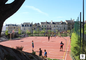 Un équipement sportif en centre ville intégré dans le parc