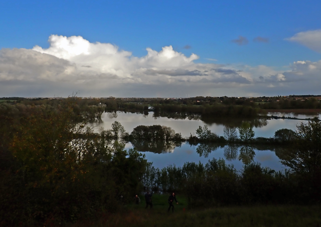 Vue depuis le site sur la vallée de la Vendée inondée