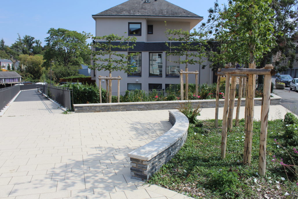 Une petite placette dominant l’Oudon