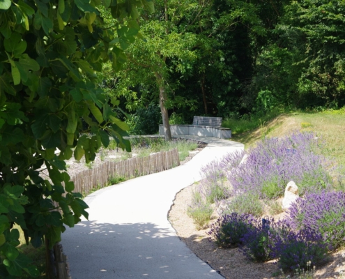 Banc béton et bois à l'ombre