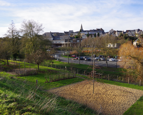 Vue sur l'aire de jeux et la ville
