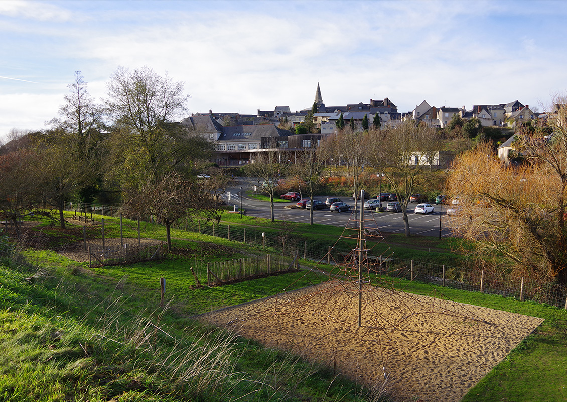 Vue sur l'aire de jeux et la ville