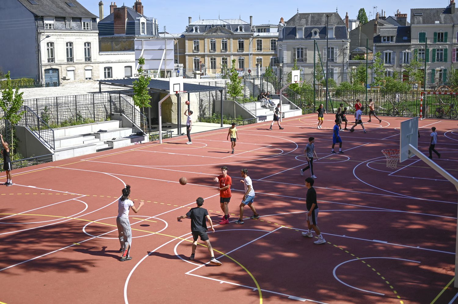 Un terrain multisports pour les collégiens
