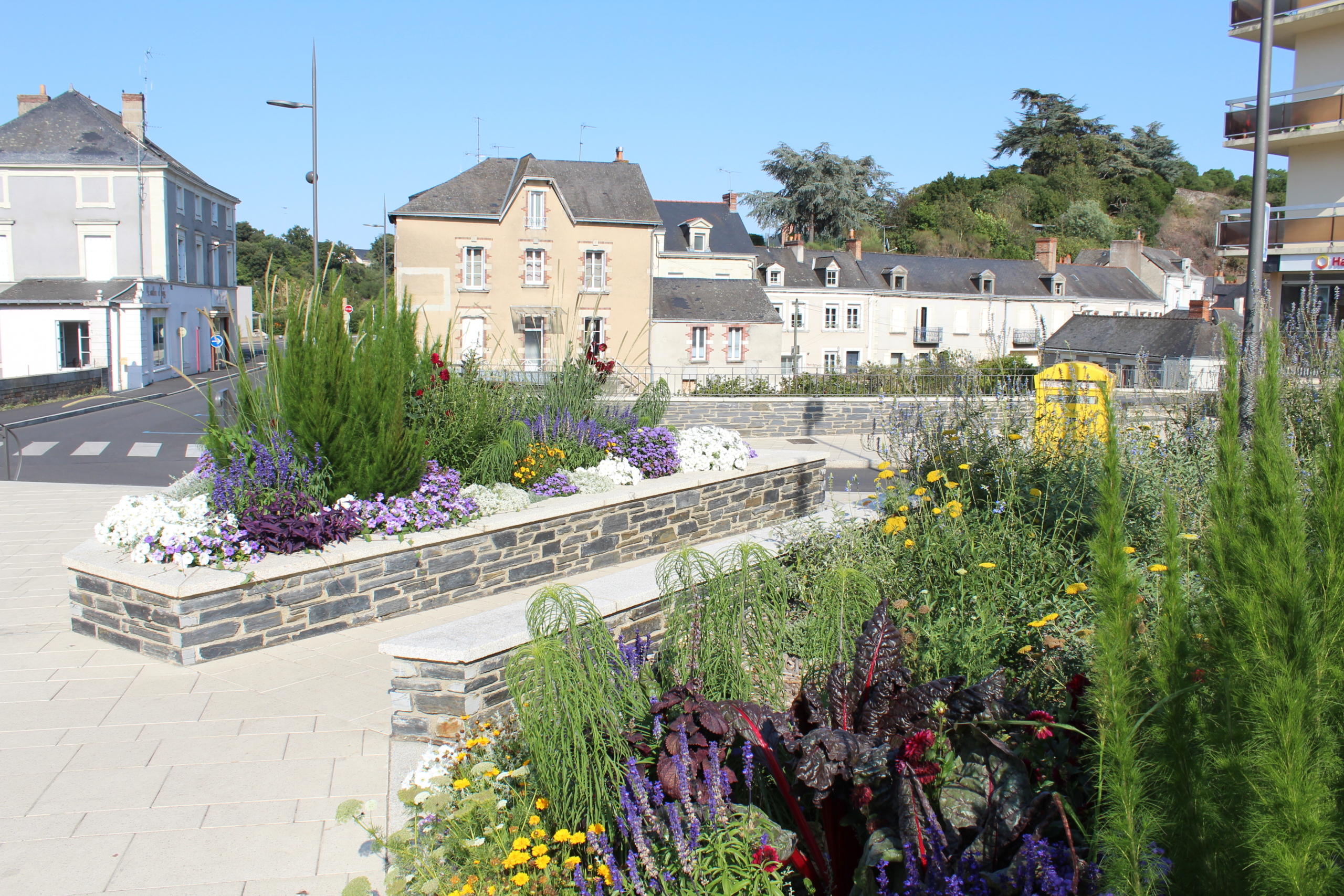 Vue sur les massifs fleuris