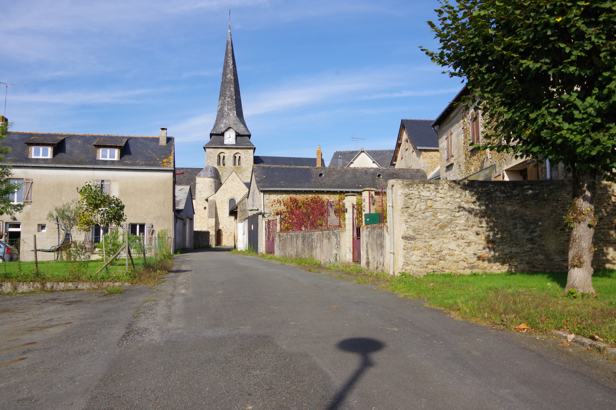Vue sur l'Eglise de Bierné les Villages et l'entrée du bourg